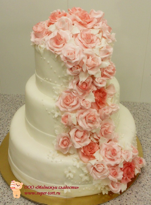 Белый свадебный торт с розовыми розами
